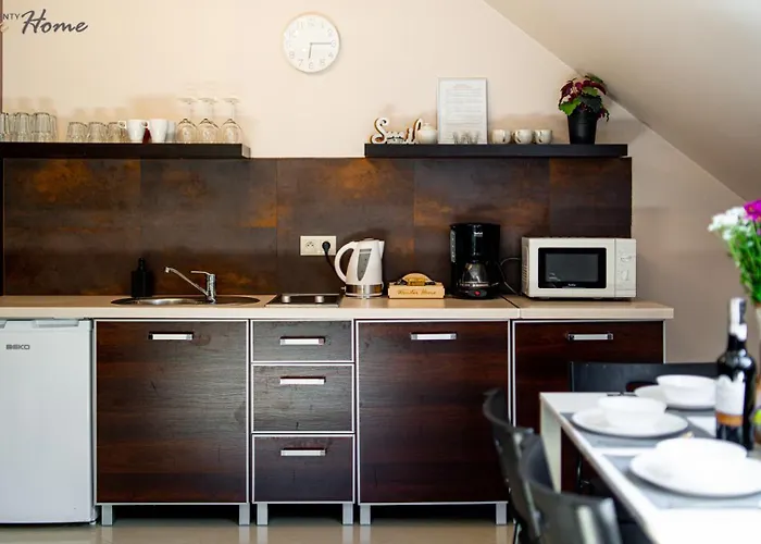 Апартаменты Czerwony Dworek - Duzy Teren Zielony, Plac Zabaw, Miejsce Na Grilla I Staw Z Mozliwoscia Wedkowania, Boisko