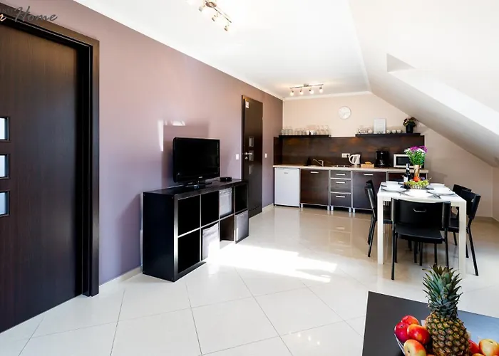 Апартаменты Czerwony Dworek - Duzy Teren Zielony, Plac Zabaw, Miejsce Na Grilla I Staw Z Mozliwoscia Wedkowania, Boisko Мыслаковице